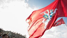 Benediktas Vanagas Vilniaus Luki&scaron;kių aik&scaron;tėje i&scaron;kėlė istorinę Lietuvos vėliavą 2015 m. kovo 11 d. 
