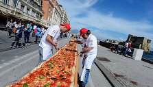 Neapolyje i&scaron;kepta 2 km ilgio pica