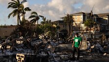 &bdquo;Mercy Worldwide&ldquo; savanoris vertina žalą apanglėjusiam daugiabučių kompleksui po gaisro Lahainoje, vakarų Maui, Havajuose