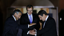 M.Akinci (kairėje), N.Anastasiades (de&scaron;inėje) ir JT pasiuntinys Espenas Barthas