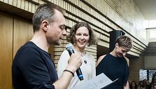 Linai Puodžiukaitei-Lanauskienei įteikiama Vitos Mozūraitės premija