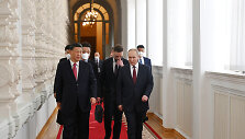 Kinijos prezidentas Xi Jinpingas ir Rusijos lyderis Vladimiras Putinas Kremliuje