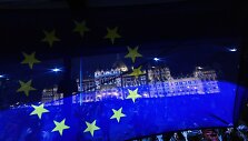 ES vėliava Budape&scaron;te prie&scaron;ais Vengrijos parlamento pastatą