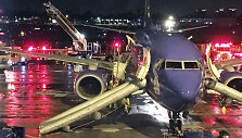 I&scaron; skubiai nusileidusio &bdquo;Southwest Airlines&ldquo; lėktuvo keleiviai turėjo &scaron;okti nuo sparno