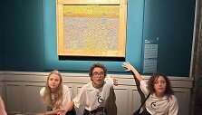 Grupė klimato aktyvistų apipylė Vincento van Gogho &scaron;edevrą žirnių sriuba.