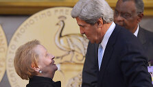 Madeleine Albright ir Johnas Kerry.