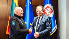 Padėkos įteikimo policijos darbuotojams akimirka