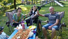 Ignas ir Donalda Dim&scaron;os su sūnumi Ervinu, praėjus keliems mėnesiams po avarijos 