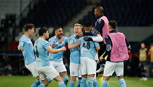 &bdquo;Manchester City&ldquo; futbolininkai &scaron;venčia įvartį į PSG vartus