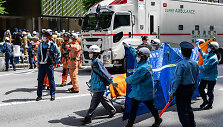 Tokijuje prekybos centre papur&scaron;kus neai&scaron;kios medžiagos / Andrew Caballero-Reynolds / AFP nuotr.