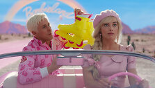Ryanas Goslingas vaidina Keną, o Margot Robbie Barbę. Kadras i&scaron; filmo &bdquo;Barbė&ldquo;
