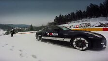 &bdquo;Nissan GTR&ldquo; ir snieglentininkas 