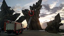 Memorialo istorijoje yra buvę atvejų kuomet save i&scaron;bandyti panorę ekstremalai pervertindavo jėgas ir juos nukelti tekdavo ugniagesiams.