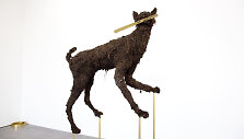 Petrit Halilaj. Nunuodyta žmonių, stokojančių meilės (Paprastoji lū&scaron;is), 2013 (geležis, karvės ekskrementai, dirvožemis, klijai, žalvaris, 107 x 86 x 25 cm). &bdquo;Lewben Art Foundation&ldquo; kolekcija