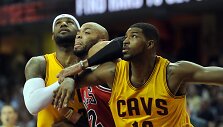 LeBronas Jamesas,  Taj Gibsonas ir Tristanas Thompsonas
