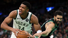 Giannis Antetokounmpo prie&scaron; Jaysoną Tatumą