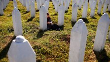 Tūkstančiai žmonių mini Srebrenicos žudynių aukas