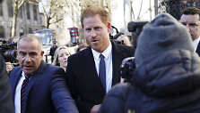 Princas Harry prie Karali&scaron;kųjų teisingumo rūmų Londone
