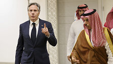JAV valstybės sekretorius Antony Blinkenas ir Saudo Arabijos princas ir  užsienio reikalų ministras Faisalas bin Farhanas 