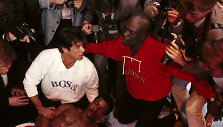 Sylvesteris Stallone, Carlas Weathersas ir Tony Burtonas (de&scaron;inėje) filme &bdquo;Rokis IV&ldquo; (1985 m.)