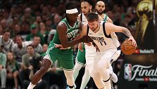 Luka Dončičius prie&scaron; Jrue Holiday