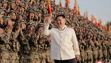 Kim Jong Unas su kariais