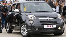 Popiežių Pranci&scaron;kų Niujorke vežiojęs &bdquo;Fiat&ldquo; parduodamas aukcione