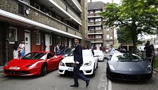 Londono mokyklos i&scaron;leistuvėse abiturientai i&scaron;sinuomoja prabangius automobilius