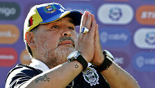 Diego Maradona dabar treniruoja &bdquo;Gimnasia&ldquo; komandą Argentinoje.