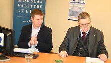 Lietuvos banko valdybos pirnininkas Vitas Vasiliauskas (de&scaron;inėje)
