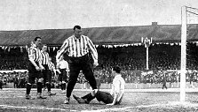 Williamas Foulke'as i&scaron;siskyrė taro kitų ūgiu ir svoriu.