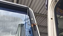 Ant krovininio automobilio stiklo, matomoje vietoje, buvo pritvirtinta ir vie&scaron;ai demonstruojama Georgijaus juosta.