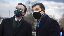 Pete'as Buttigiegas (de&scaron;inėje) su sutuoktiniu Chastenu