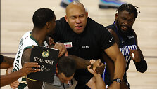 Krep&scaron;ininkų grumtynės &bdquo;Bucks&ldquo; ir &bdquo;Magic&ldquo; rungtynių metu