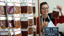 Augaliniai kumpiai Mančesterio veganų festivalyje. Jie gaminami i&scaron; sojos ir kviečių.