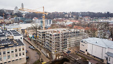 Baigiama statyti daugiaauk&scaron;tė aik&scaron;telė Kauno centre