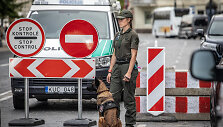Valstybės sienos apsaugos tarnybos kinologė prie&scaron; NATO vir&scaron;ūnių susitikimą nuo sprogmenų tikrina įvažiavimą į Vilniaus senamiestį