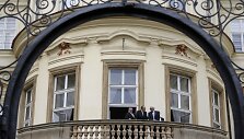 Vokietijos ir Čekijos atstovi stovi Vokietijos ambasados Prahoje balkone