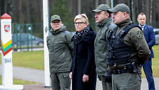 Premjerė Ingrida &Scaron;imonytė stovi &scaron;alia VSAT vado Rustamo Liubajevo, Varėnos rinktinės vado Virgilijaus Raugalės ir Kapčiamiesčio pasienio užkardos vadu Ramūnu Kulakausku jos vizito Kapčiamiesčio pasienio užkardoje metu