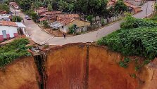 Brazilijos Buritikupu mieste atsiveria didžiulės smegduobės