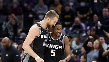 Domantas Sabonis ir De'Aaronas Foxas