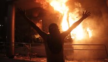Per protestus Asunsjone nusiaubtas ir padegtas parlamentas.