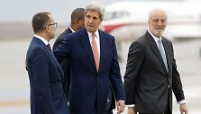 Johnas Kerry (viduryje).