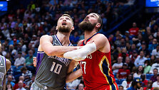 Domantas Sabonis prie&scaron; Joną Valančiūną