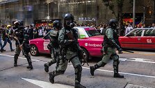 Honkonge prasiveržus pykčio bangai policija pa&scaron;ovė protestuotoją