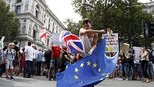 Didžiosios Britanijos gatves užplūdo protestuotojai