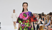 &bdquo;Carolina Herrera&ldquo; 2020 m. pavasario ir vasaros kolekcijos modelis