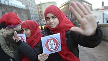 Akimirka i&scaron; 2015 m. vykusios protesto akcijos Stokholme. Nuotraukoje matoma mergina laiko užra&scaron;ą &scaron;vedų kalba &bdquo;nelieskite mano mečetės&ldquo;.