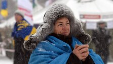 Moteris laiko arbatos puodelį Nepriklausomybės aik&scaron;tėje, Kijeve