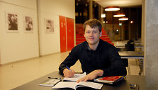 Oksfordo universiteto studentas Kaune mokėsi priimti gimdymus. L. Pankratjevaitės nuotr.